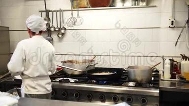 在意大利，一位女厨师用油炸<strong>鸡排</strong>，4K